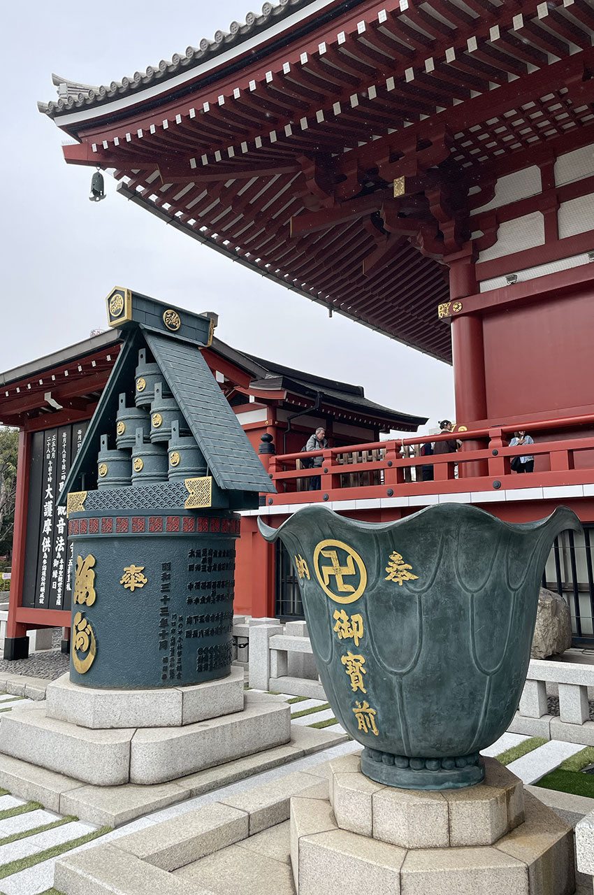 Vase géant orné d'une croix bouddhiste Manji dorée
