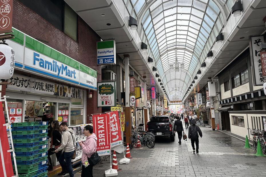Certaines rues commerçantes sont couvertes à Asakusa