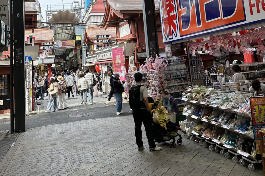 Shopping dans le quartier d'Asakusa Shopping dans le quartier d'Asakusa