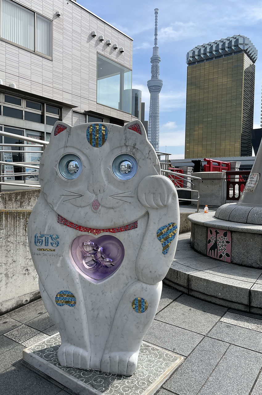 <em>Sora-chan</em>, statue de chat située près du pont Azumabashi Sora-chan, statue de chat située près du pont Azumabashi
