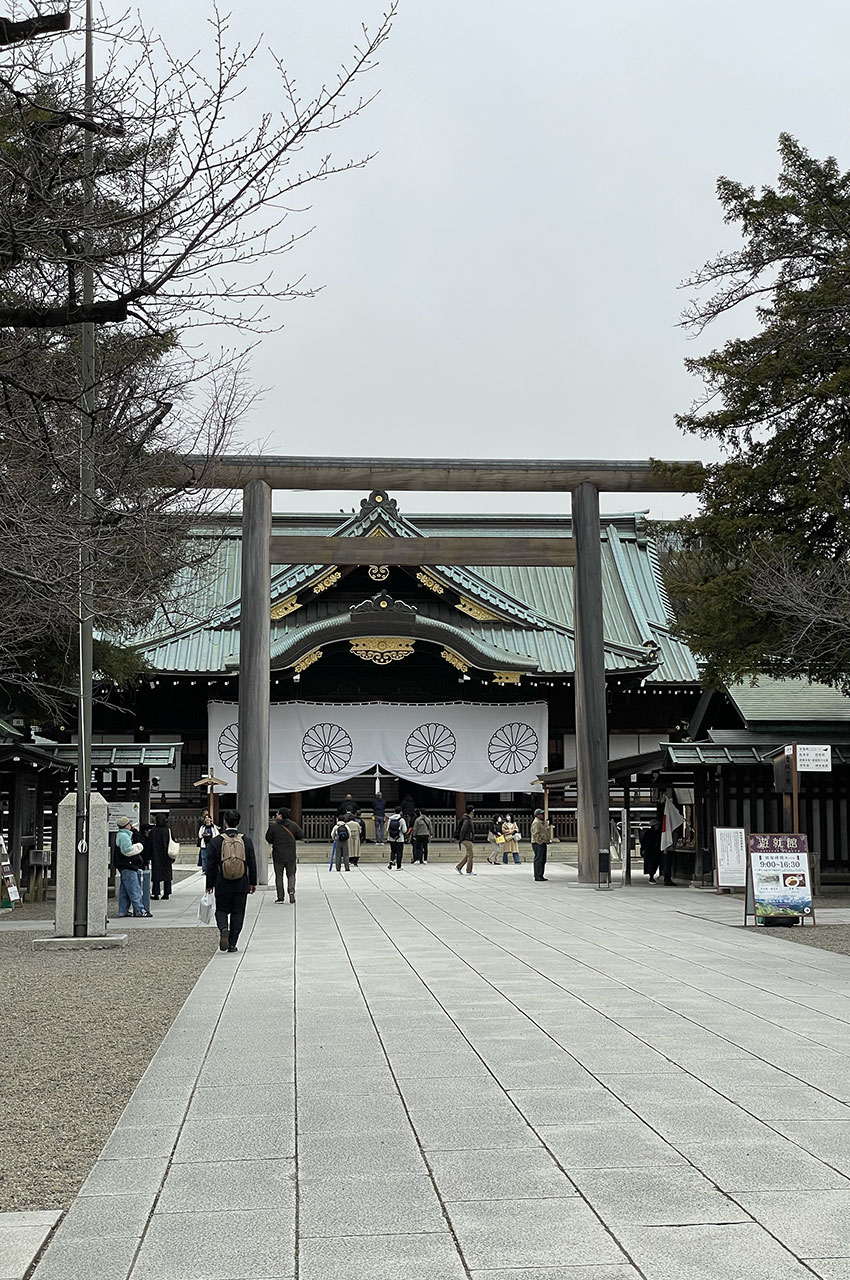 Allée menant au sanctuaire Yasukuni-Jinja