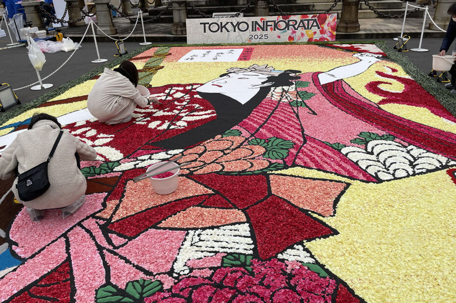 Des artistes réalisent des fresques avec des pétales de fleurs Des artistes réalisent des fresques avec des pétales de fleurs