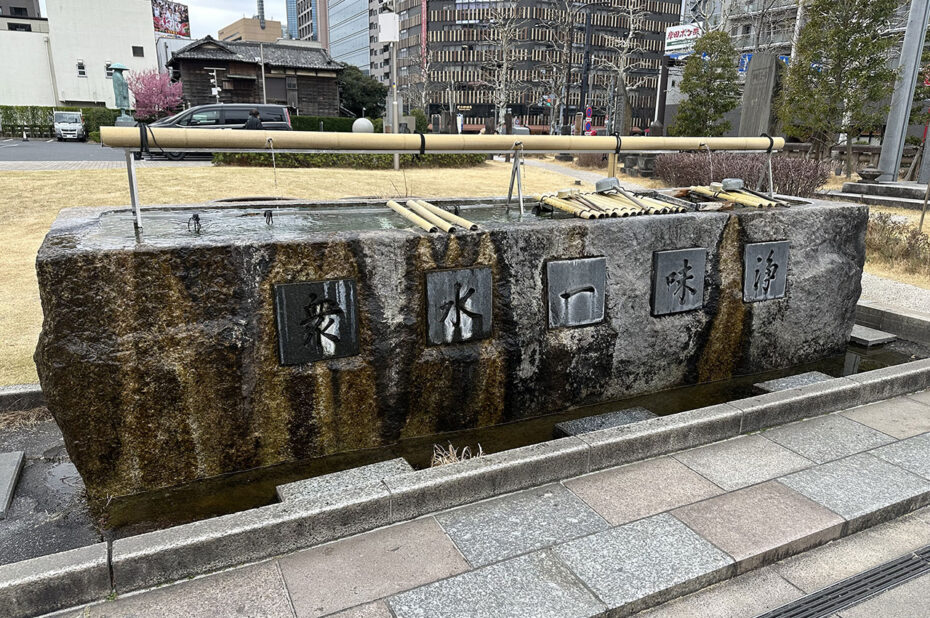 Bassin de purification du temple Tsukiji Hongan-ji Bassin de purification du temple Tsukiji Hongan-ji