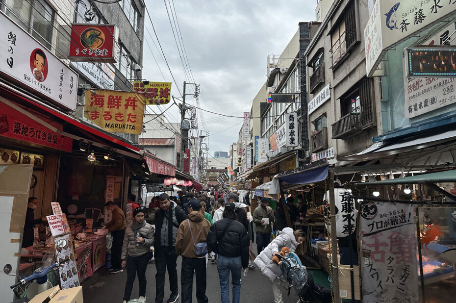 Beaucoup de monde dans les ruelles étroites de Tsukiji
