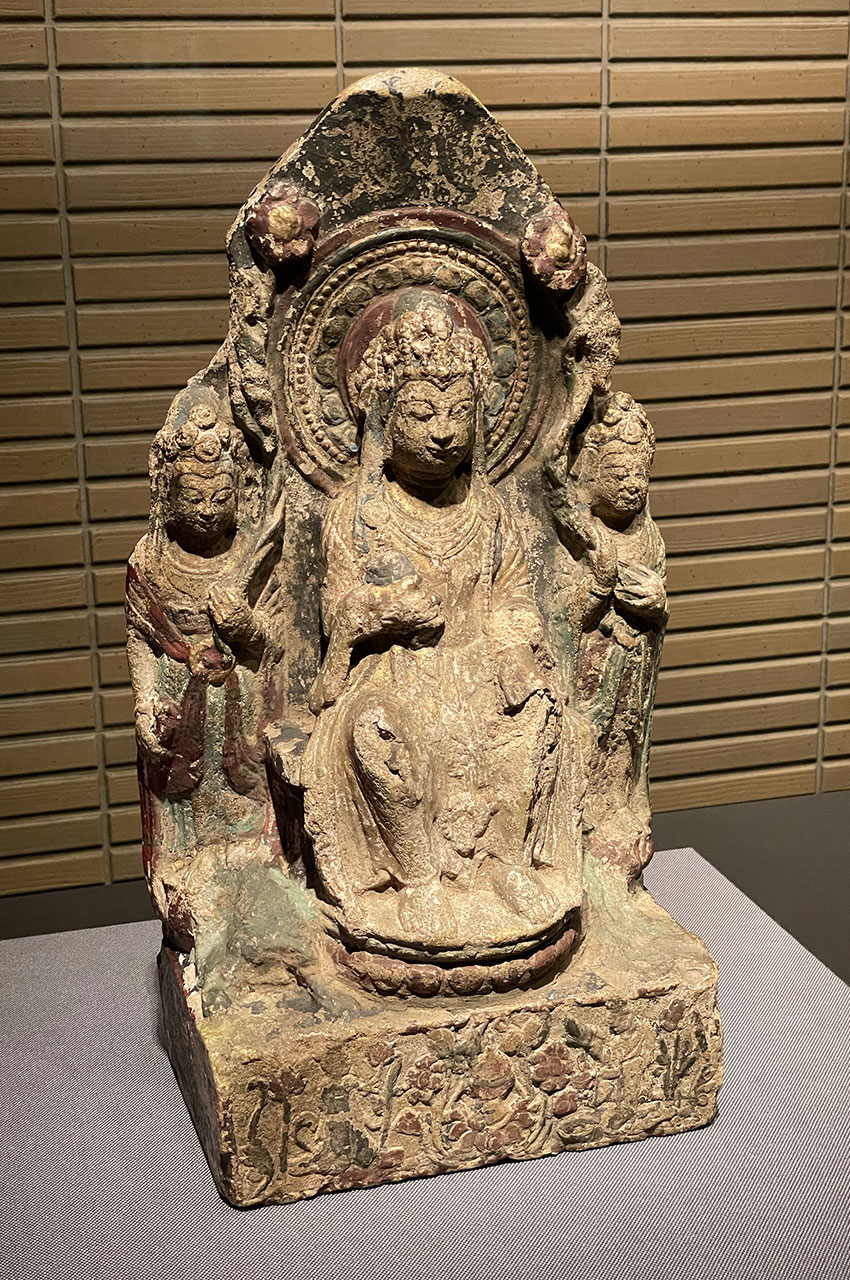 Bodhisattva accompagné de deux serviteurs, pierre polie Bodhisattva accompagné de deux serviteurs, pierre polie