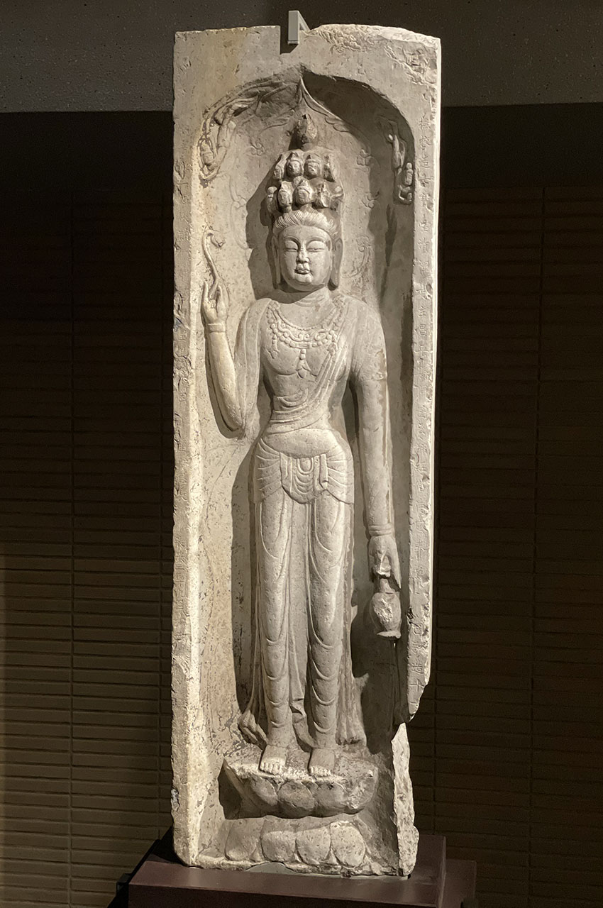 Le bodhisattva Avalokiteśvara à onze têtes dans une niche Le bodhisattva Avalokiteśvara à onze têtes dans une niche