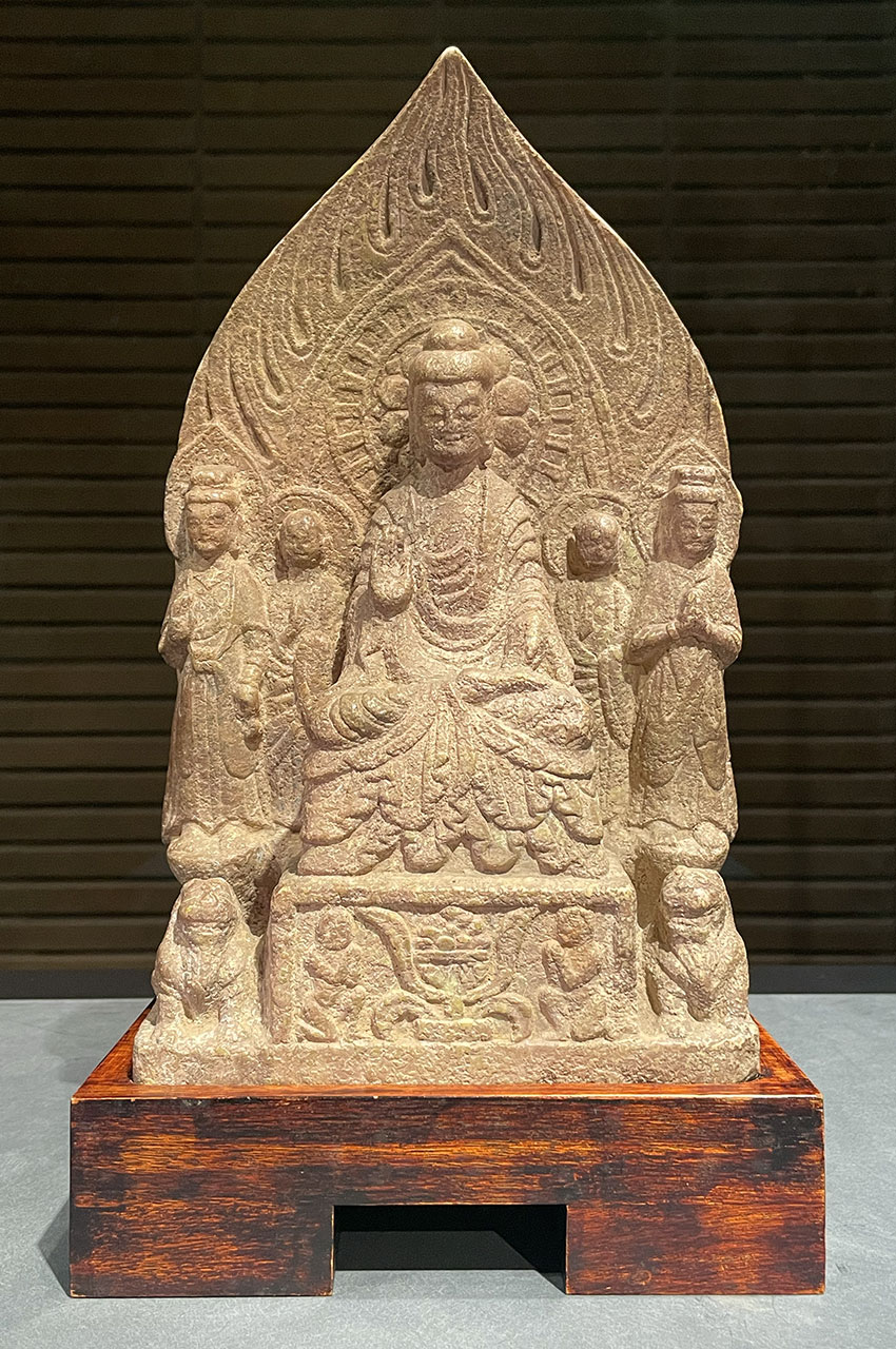 Bouddha accompagné de quatre serviteurs, Chine, VI<sup>e</sup> siècle Bouddha accompagné de quatre serviteurs, Chine, VIe siècle