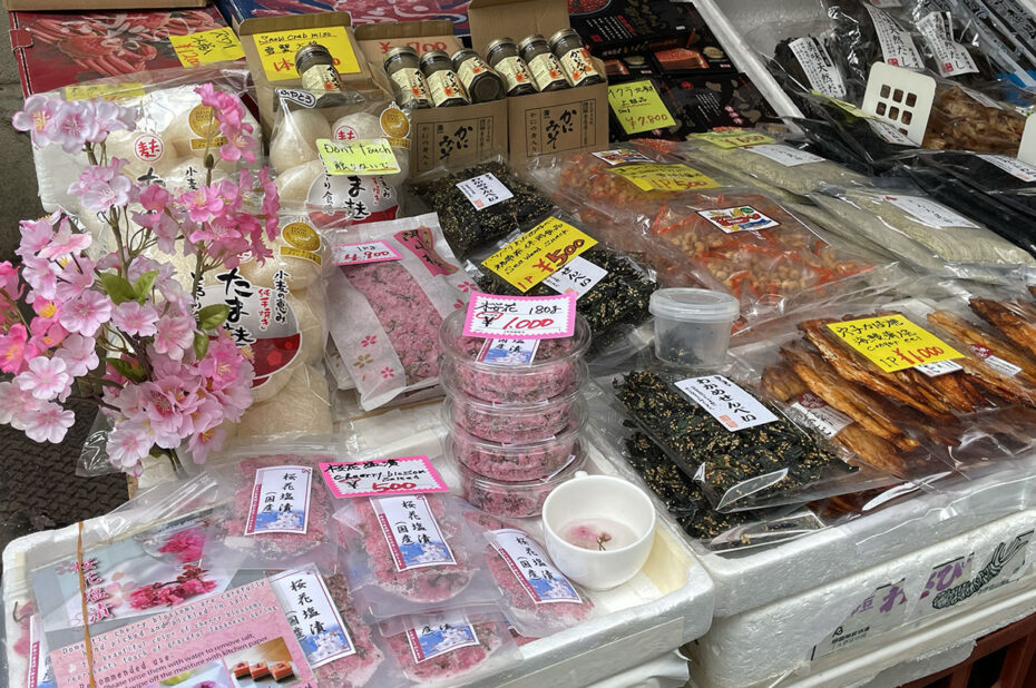 Différentes spécialités, dont des fleurs de cerisier en sachet Différentes spécialités, dont des fleurs de cerisier en sachet