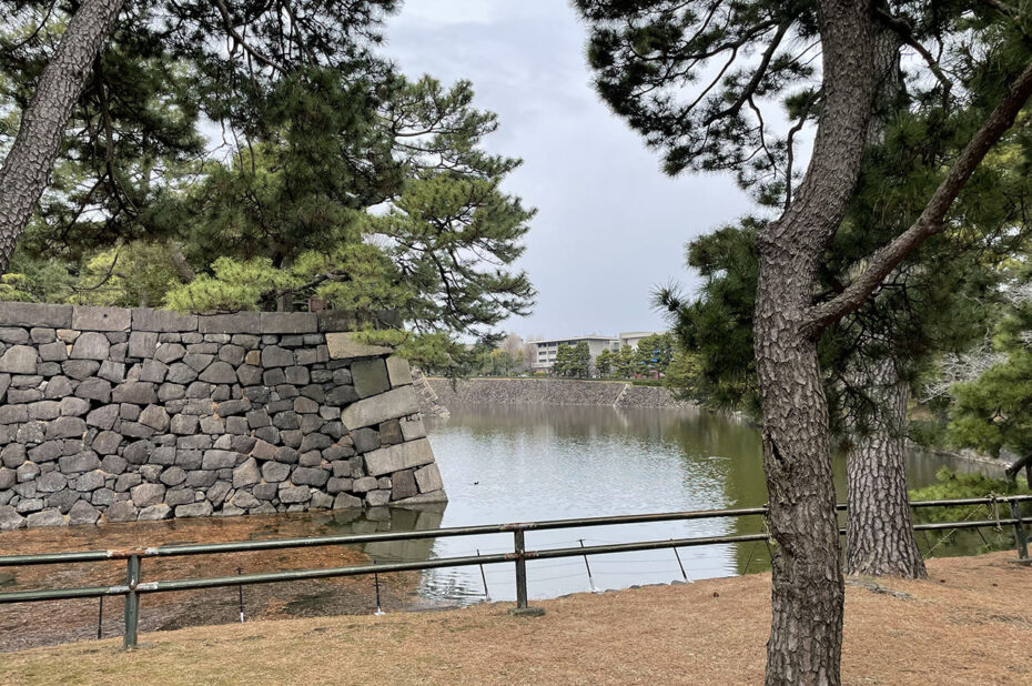 De larges douves remplies d'eau autour du château d'Edo De larges douves remplies d'eau autour du château d'Edo
