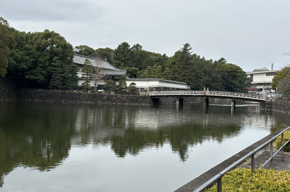 Pont au-dessus des douves menant à la porte Hirakawa Pont au-dessus des douves menant à la porte Hirakawa