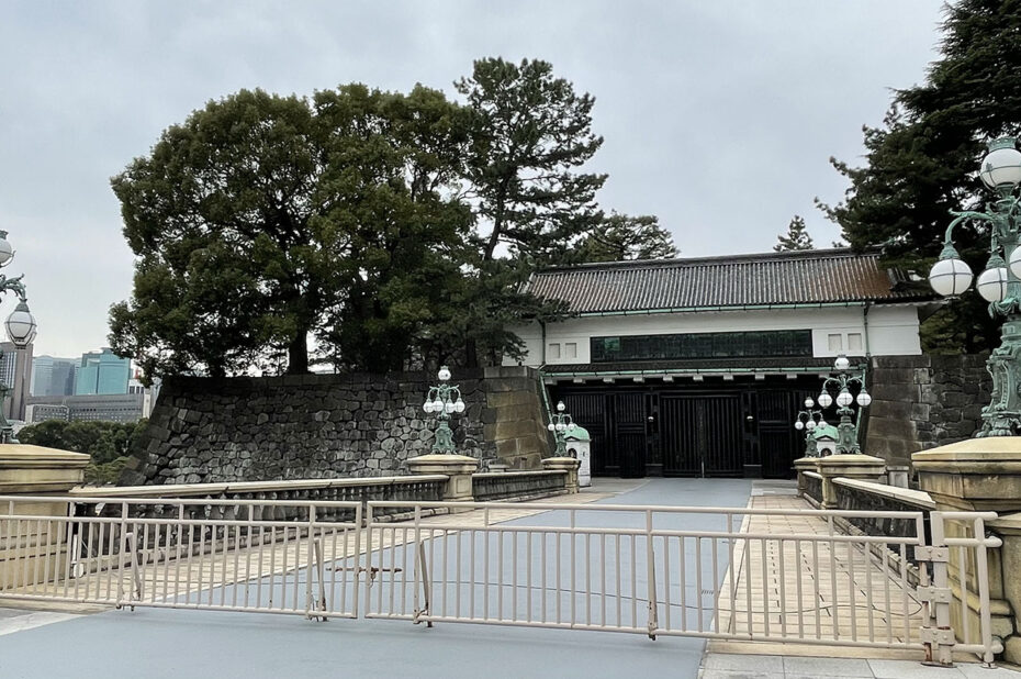 Entrée principale du Palais impérial au bout du pont Seimon Ishibashi Entrée principale du Palais impérial au bout du pont Seimon Ishibashi