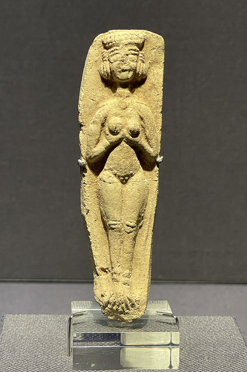 Figurine féminine en terre cuite, Irak, période babylonienne antique Figurine féminine en terre cuite, Irak, période babylonienne antique