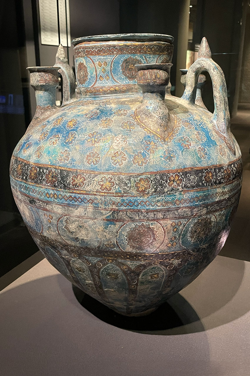 Grand vase en céramique, recouvert d'un émail bleu et de pigments Grand vase en céramique, recouvert d'un émail bleu et de pigments