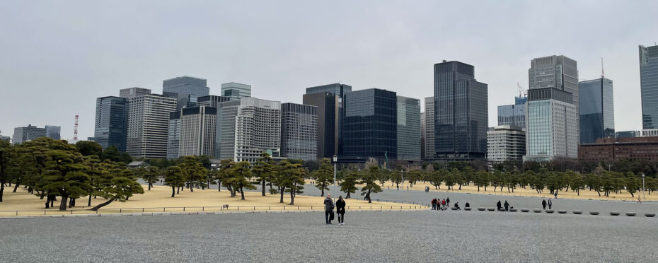 Grande esplanade devant le palais impérial face au quartier de Marunouchi Grande esplanade devant le palais impérial face au quartier de Marunouchi