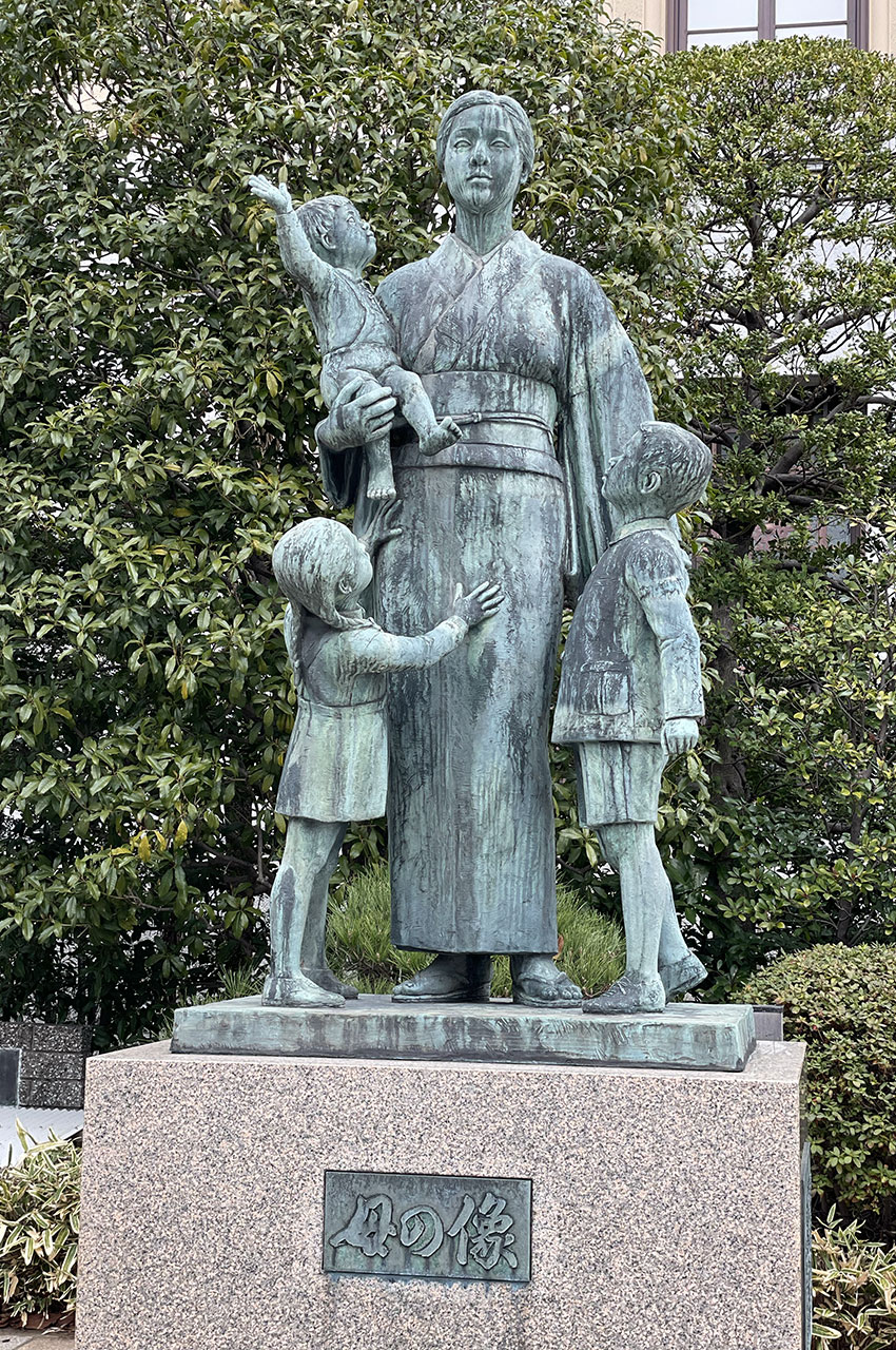 Haha no zo, statue d'une veuve avec ses enfants