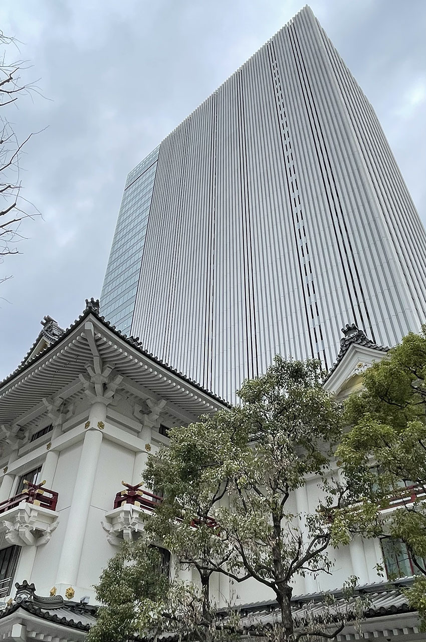 Un immense building surplombe le théâtre Kabuki-za Un immense building surplombe le théâtre Kabuki-za