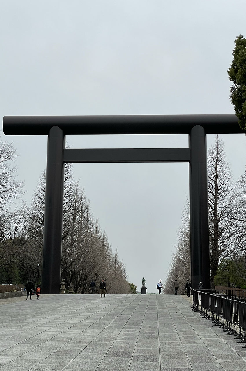 Immense torii à l'entrée du sanctuaire
