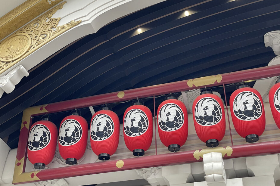 Lanternes rouges à l'entrée du théâtre Kabuki-za Lanternes rouges à l'entrée du théâtre Kabuki-za