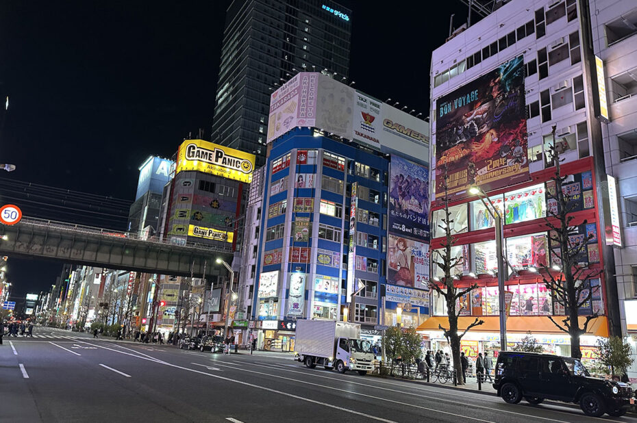 Les larges avenues d'Akihabara de nuit