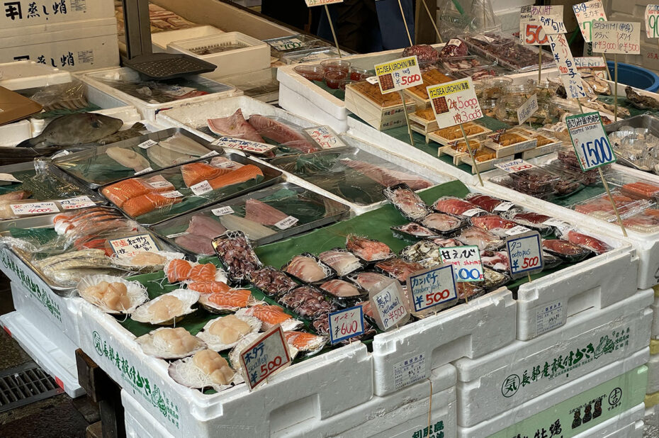 Sur le marché aux poissons de Tsukiji Le marché aux poissons de Tsukiji