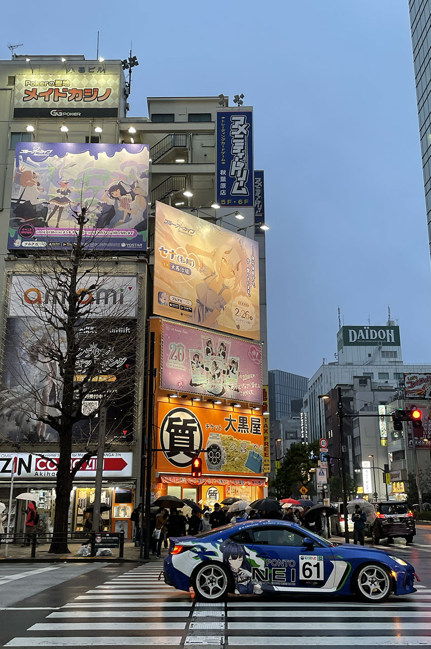 Même les voitures de sport se parent de dessin manga à Tokyo
