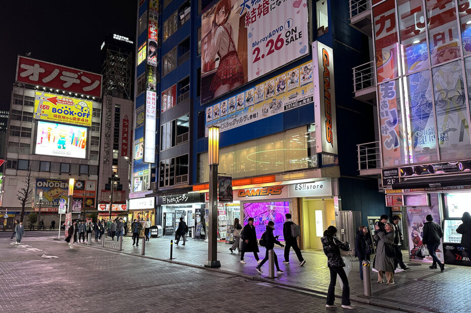 Du monde dans les rues d'Akihabara malgré l'heure tardive