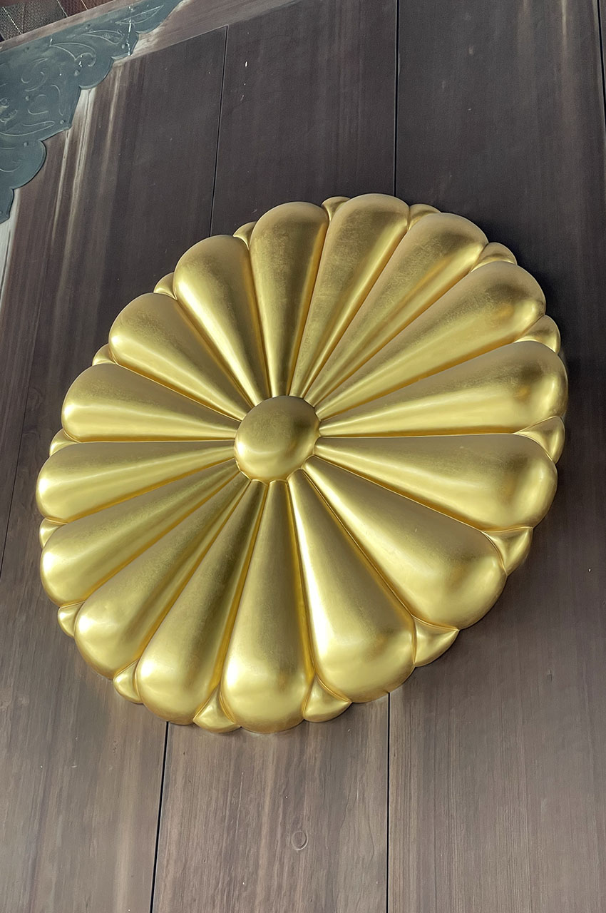 Ornement en forme de fleur de chrysanthème sur la porte du sanctuaire