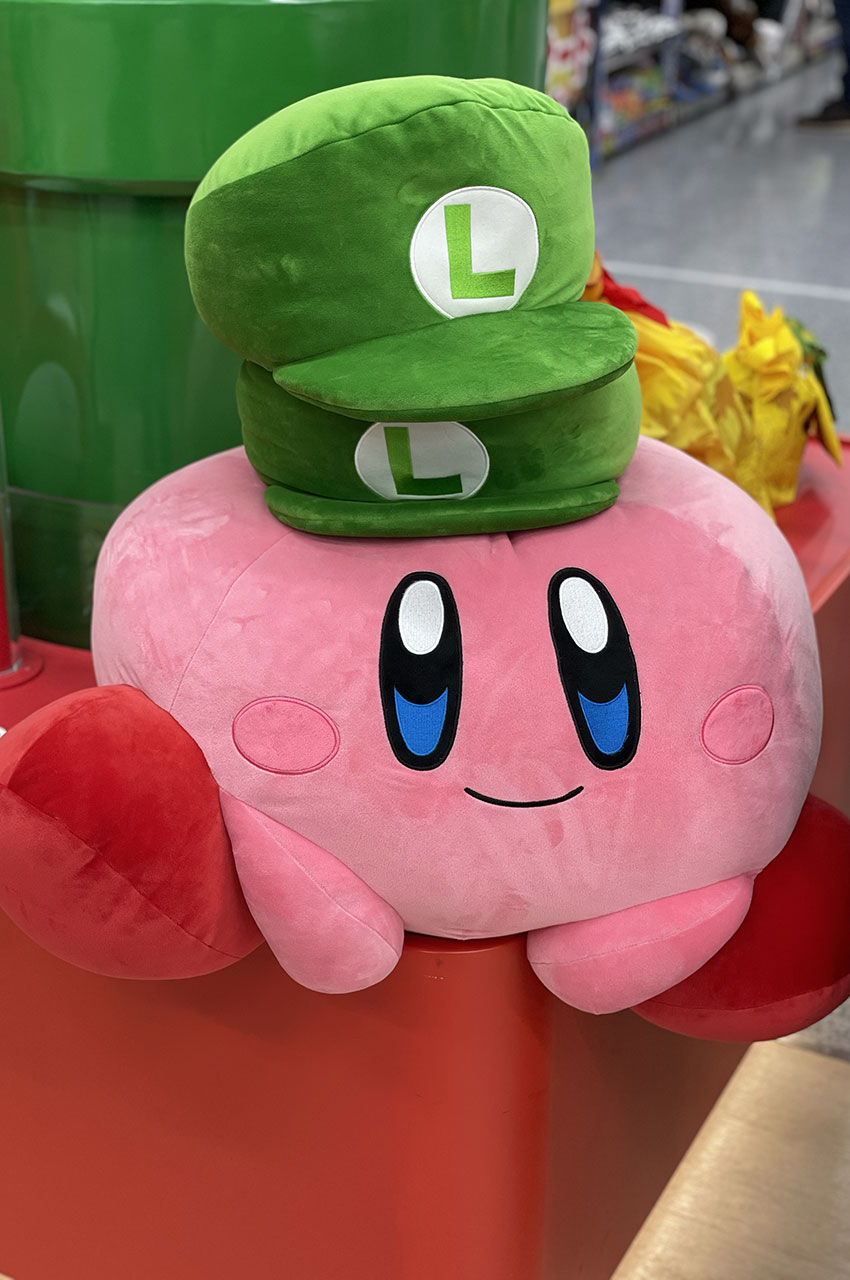 Peluche Kirby avec une casquette de Luigi