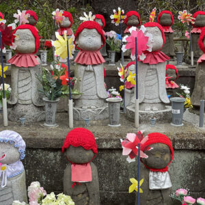 Petites statues jizo dédiées aux enfants disparus au temple Zojo-ji