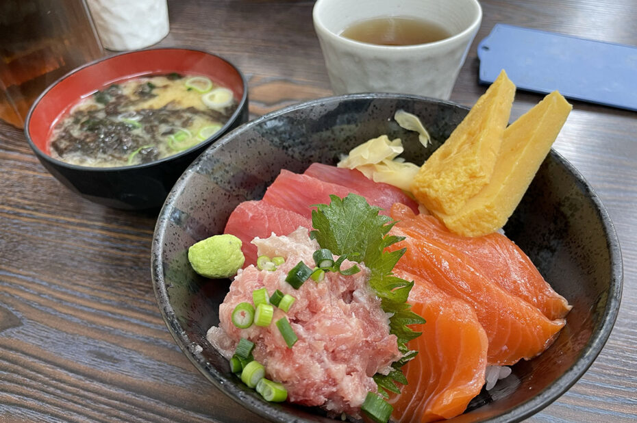 Plat traditionnel de poisson et riz, avec une soupe miso Plat traditionnel de poisson et riz, avec une soupe miso