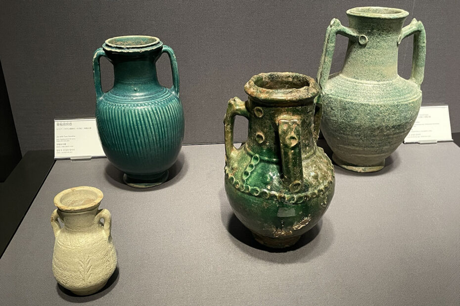 Plusieurs pots avec anses, trouvées en Iran Plusieurs pots avec anses, trouvées en Iran