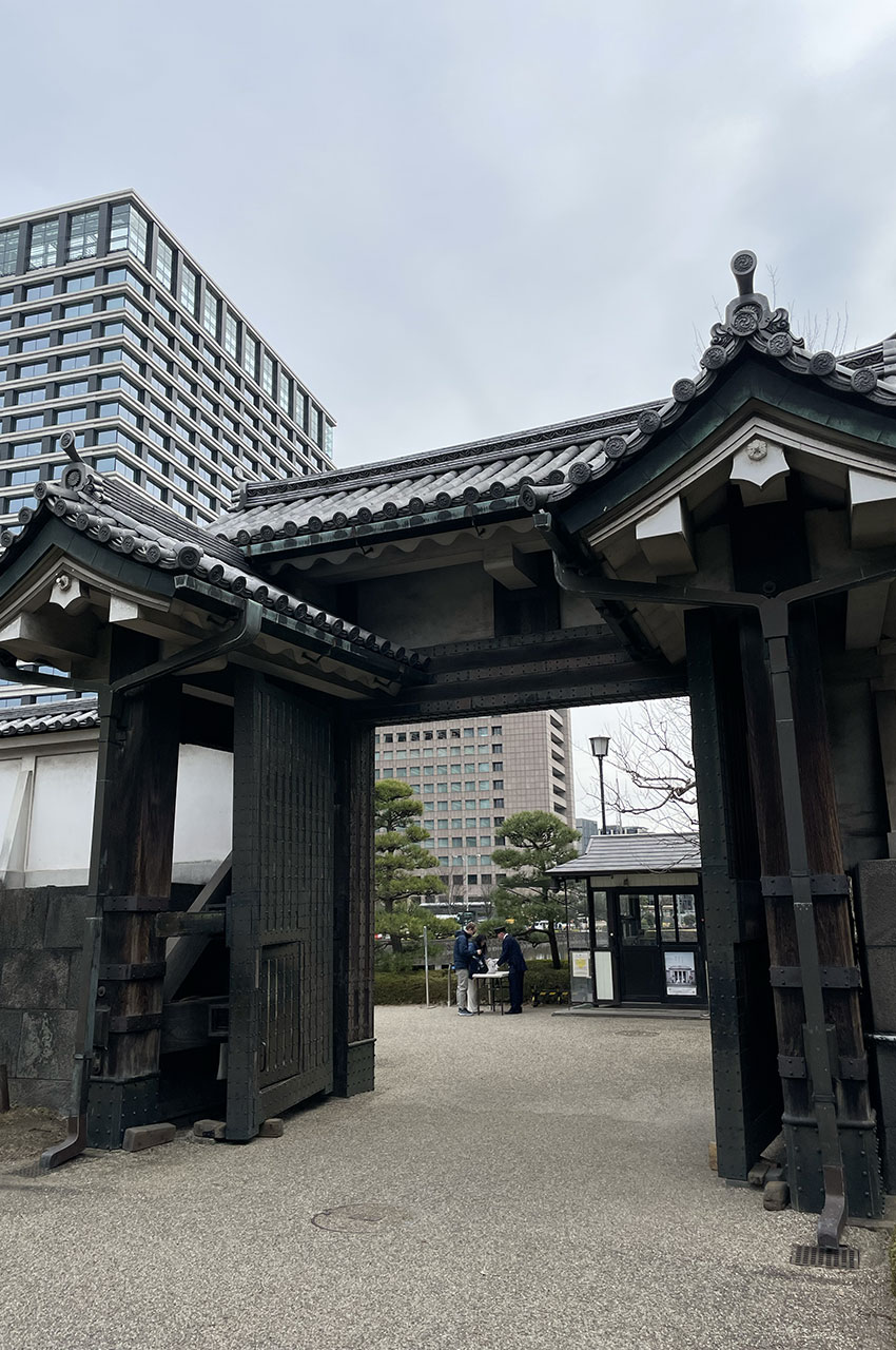 Portail donnant sur la cour de la grande porte principale <em>Hirakawa-mon</em> Portail donnant sur la cour de la grande porte principale Hirakawa-mon
