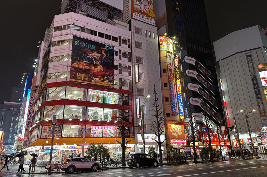 Les rues d'Akihabara de nuit, sous la pluie