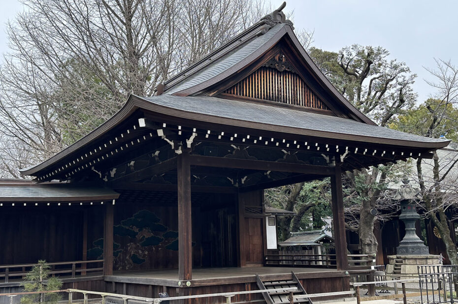 Scène de théâtre Nô dans le sanctuaire Yasukuni