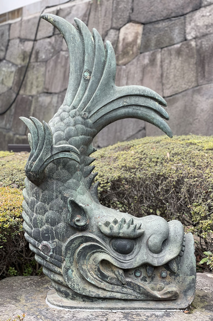 <em>Shachihoko</em> de l'ancienne tourelle <em>Ote-mon Watari</em> Shachihoko de l'ancienne tourelle Ote-mon Watari