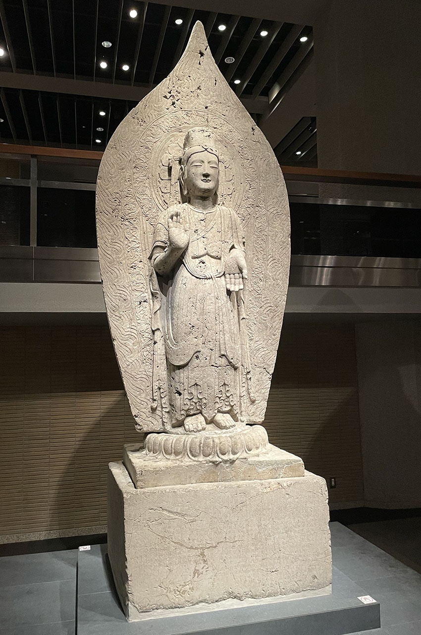 Statue en calcaire d'un Bodhisattva Statue en calcaire d'un Bodhisattva