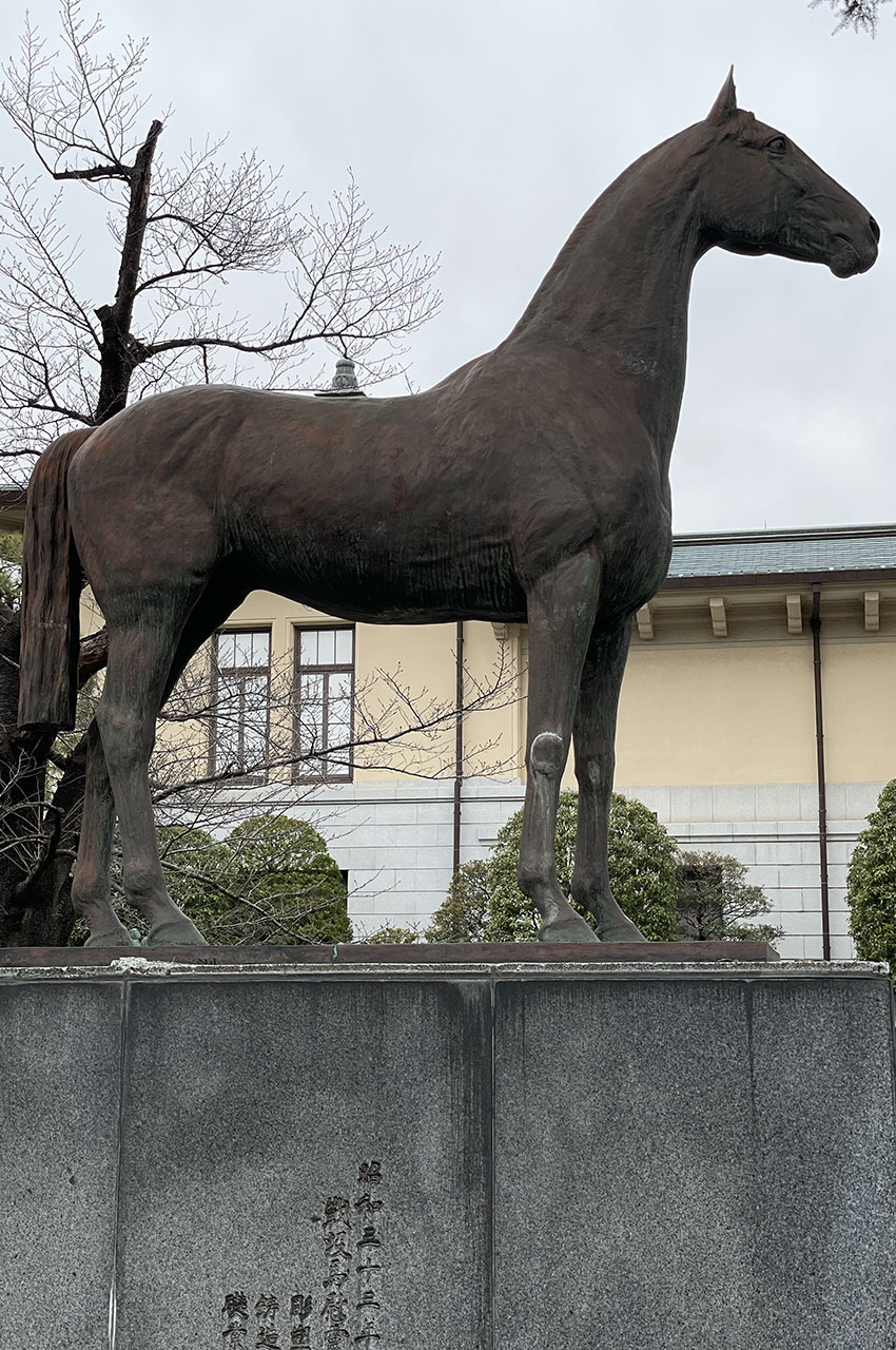 Statue d'un cheval en face du musée militaire