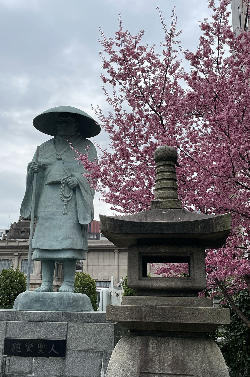 Statue de Shinran Shonin (moine fondateur sanctifié) Statue de Shinran Shonin (moine fondateur sanctifié)