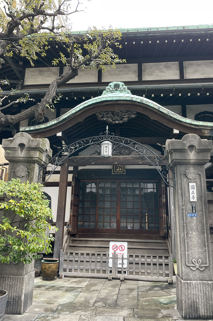 Temple bouddhiste Ensho-ji dans le quartier de Tsukiji Temple bouddhiste Ensho-ji dans le quartier de Tsukiji