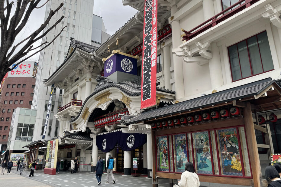 Le théâtre Kabuki-za est parfaitement intégré au quartier Le théâtre Kabuki-za est parfaitement intégré au quartier