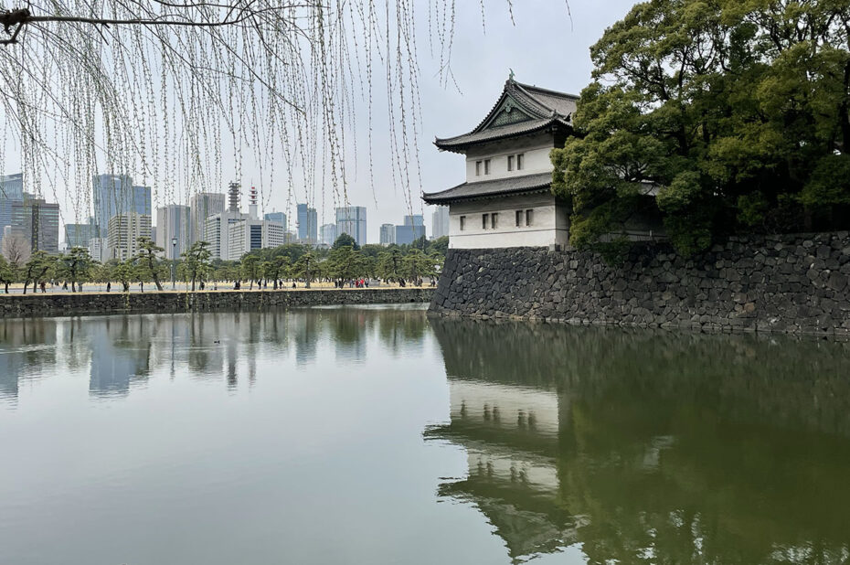 La tour de guet Tatsumi-Yagura se reflète dans l'eau La tour de guet Tatsumi-Yagura se reflète dans l'eau
