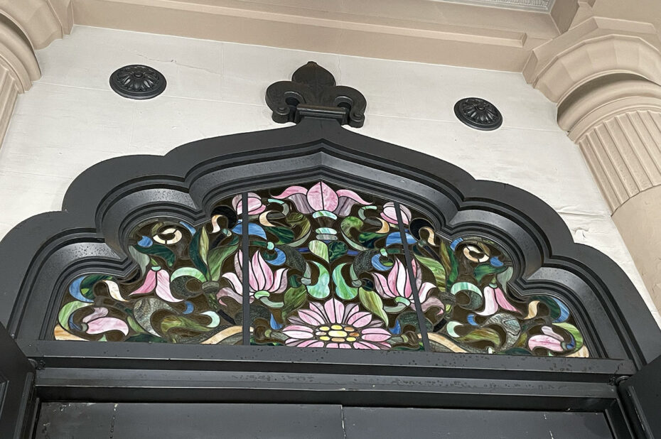 Vitrail au-dessus de l'une des portes du pavillon principal <em>Hondo</em> Vitrail au-dessus de l'une des portes du pavillon principal Hondo