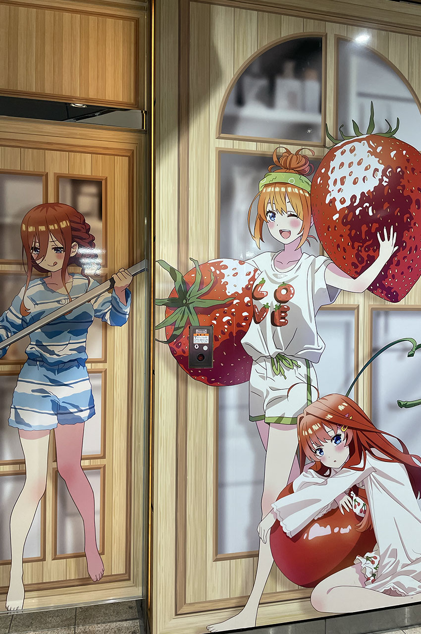 Vitrine avec les personnages de l'anime The Quintessential Quintuplets