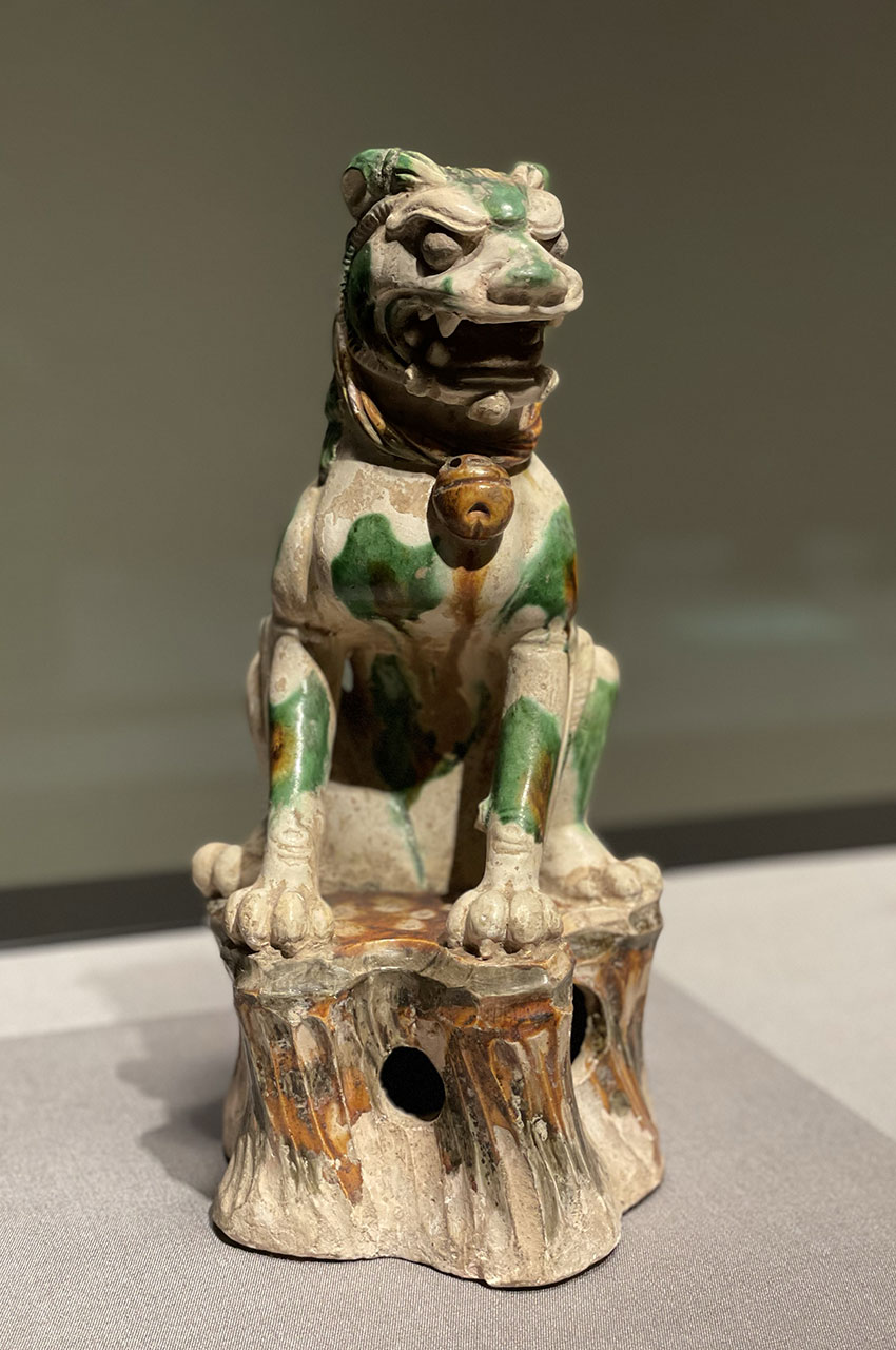 Lion chinois, faïence de la dynastie Tang Lion chinois, faïence de la dynastie Tang