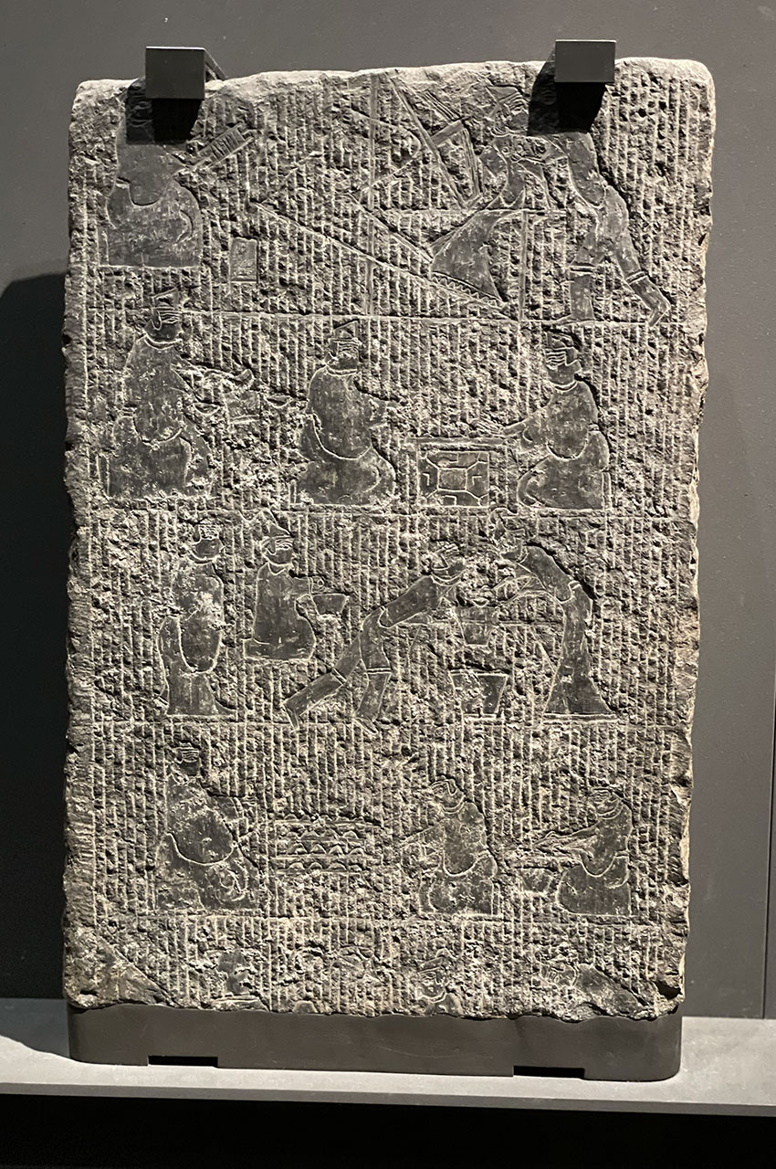 Bas-relief en pierre : mère de Zeng Shen, jeu du Liubo, cuisine Bas-relief en pierre : mère de Zeng Shen, jeu du Liubo, cuisine