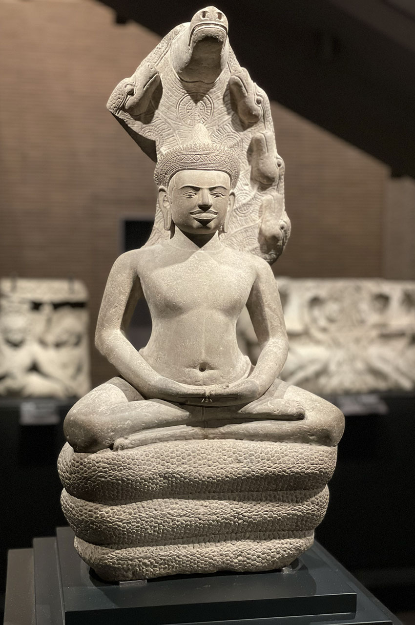 Bouddha assis, protégé par le naga Bouddha assis, protégé par le naga