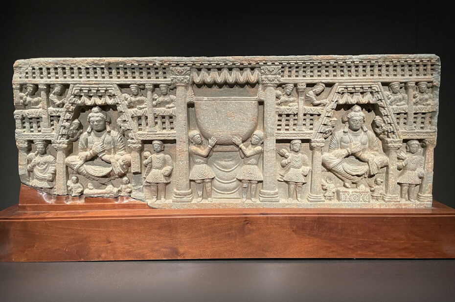 Le culte du Bol : des bodhisattvas assis en tailleur (Afghanistan) Le culte du Bol : des bodhisattvas assis en tailleur