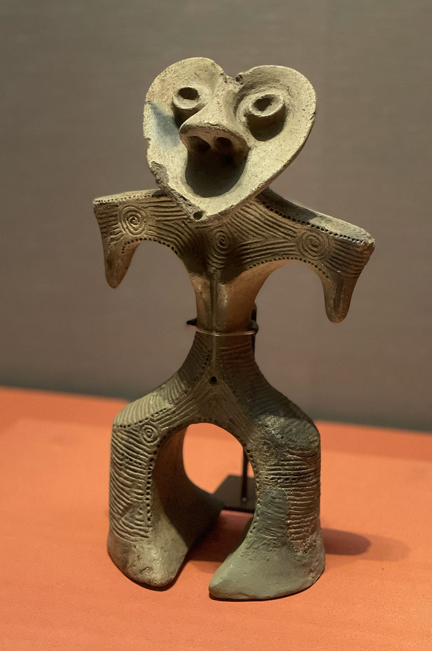Figurine en argile (<em>Dogu</em>) au visage en forme de cœur Figurine en argile (Dogu) au visage en forme de cœur