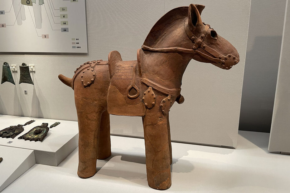 <em>Haniwa</em> représentant un cheval, objet funéraire en terre cuite Haniwa représentant un cheval, objet funéraire en terre cuite