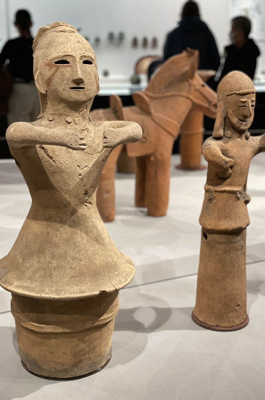 <em>Haniwa</em> d'une femme levant les mains Haniwa d'une femme levant les mains